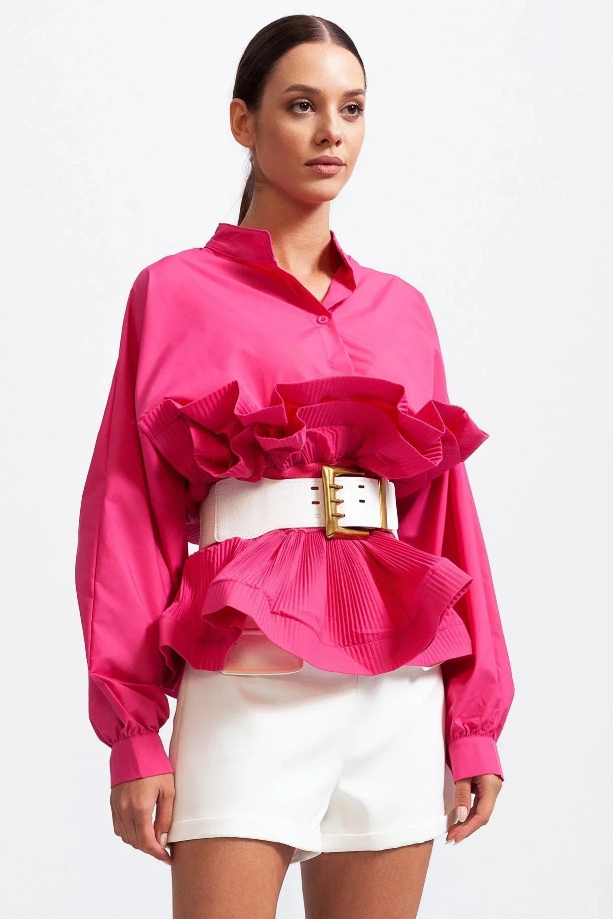 Blouse rose femme avec volants, manches volumineuses et tissu léger et respirant.
