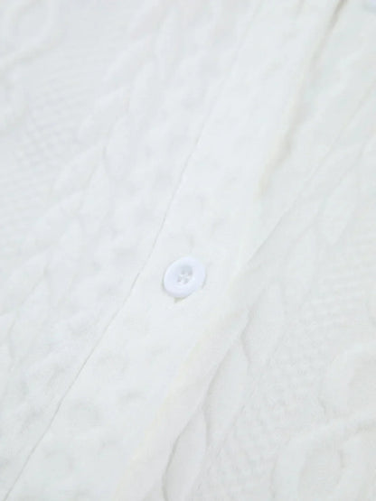 Blouse femme blanche en coton texturé, avec manches sculptées pour un style élégant et distinctif.