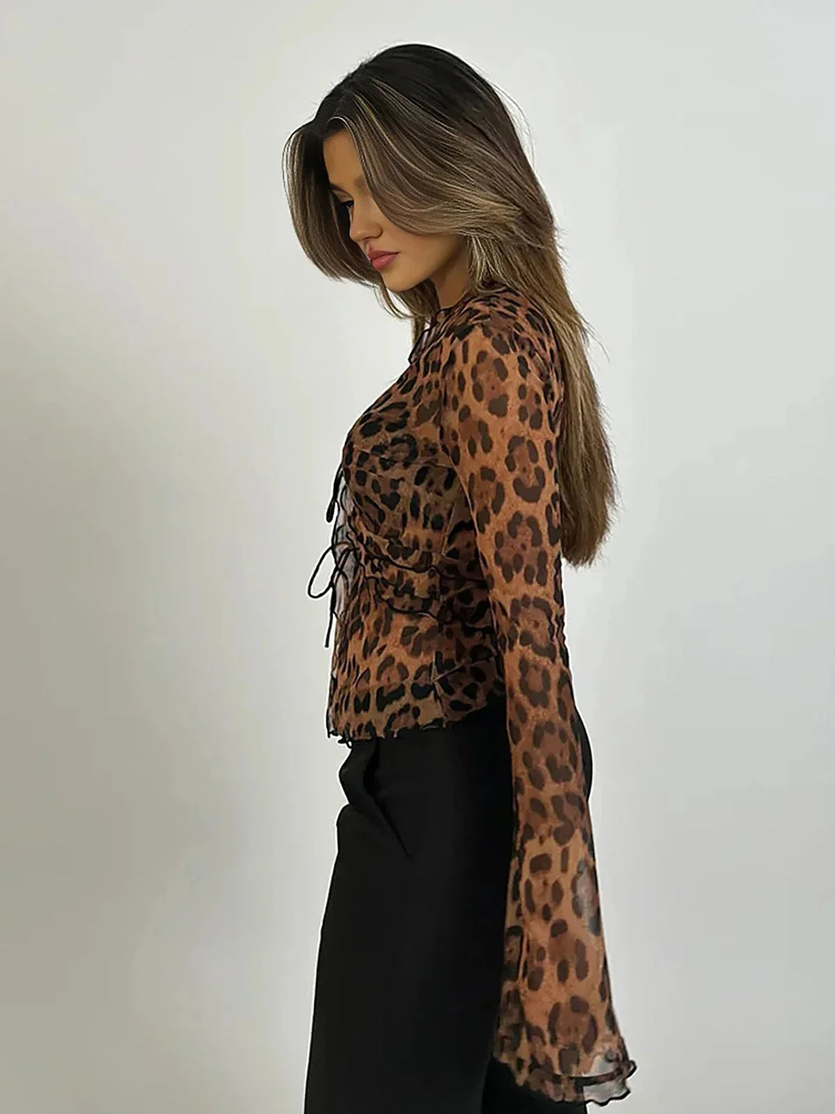 Blouse femme léopard à manches longues transparentes, légère et fluide, idéale pour un style décontracté.