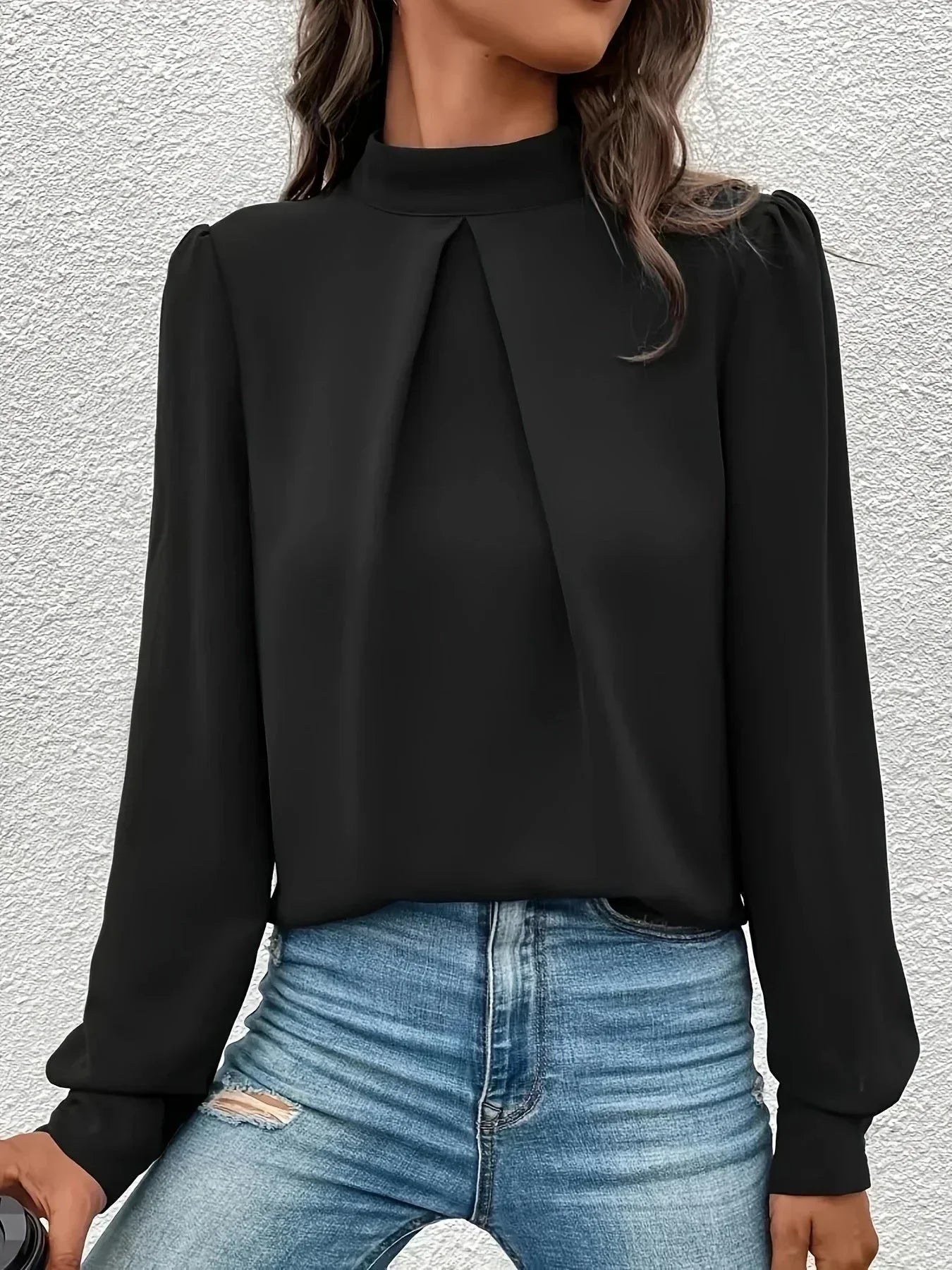 Haut noir à manches longues pour femme, design élégant avec coutures délicates et coupe féminine.