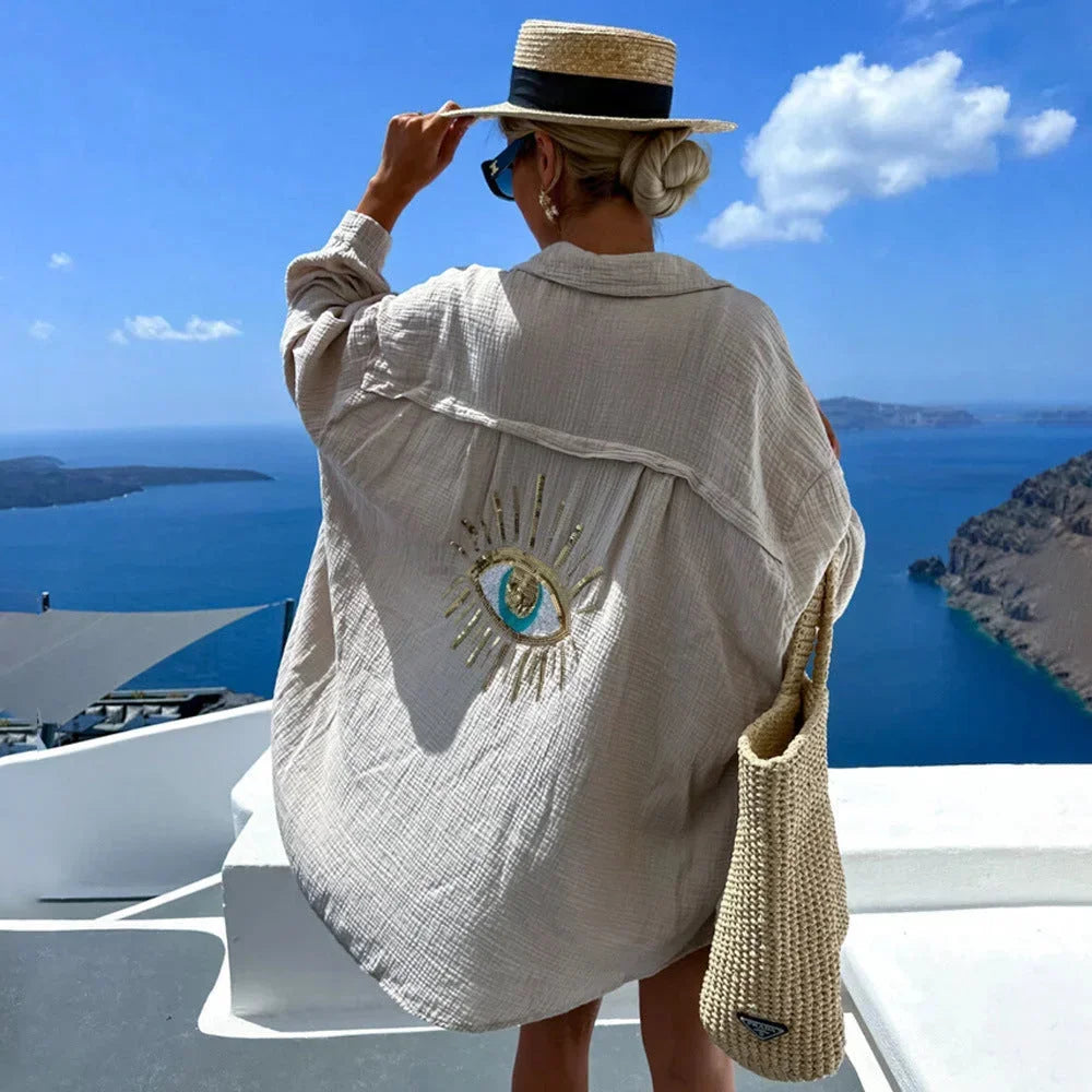 Blouse femme oversize en coton léger, avec un motif œil brodé au centre pour un style original et décontracté.