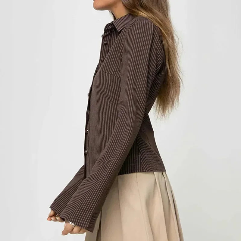Blouse femme rayée marron avec manches évasées, en matière légère et au design décontracté.