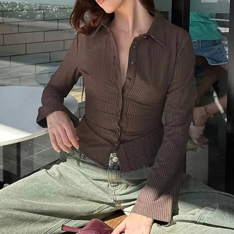 Blouse femme rayée marron avec manches évasées, en coton léger, parfaite pour un usage quotidien.
