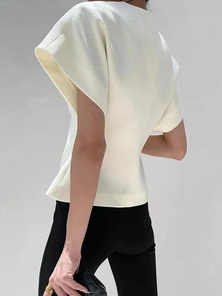 Blouse femme cache-cœur en tissu léger, manches sculptées, et cintrée à la taille, idéale pour une tenue élégante.