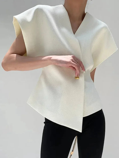 Blouse femme cache-cœur en tissu léger, avec manches sculptées pour un look élégant et fluide.