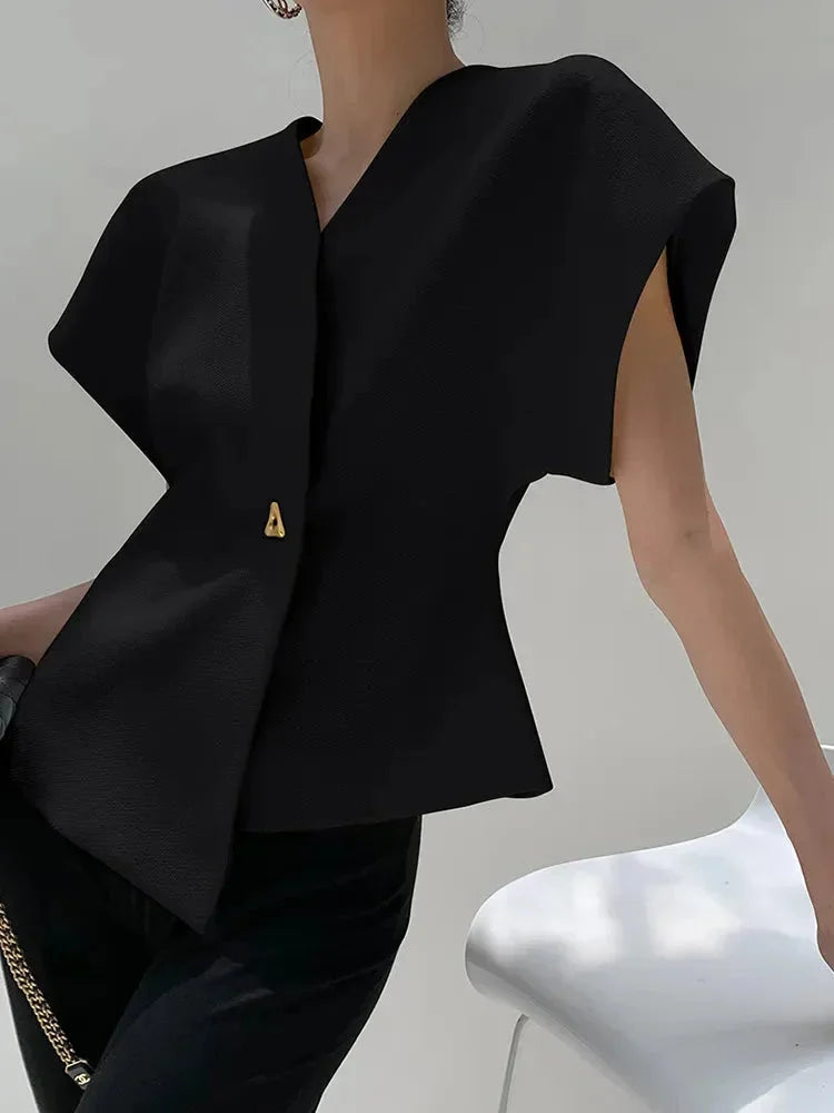 Blouse noire cache-cœur avec manches sculptées en tissu léger, offrant une coupe flatteuse et un style élégant.