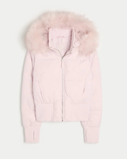 Blouson d’hiver femme noir, matelassé, avec capuche amovible, conçu pour les jours froids.