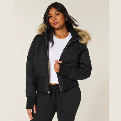 Blouson d’hiver matelassé rose pour femme, avec capuche amovible et poches pratiques.
