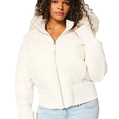Blouson d’hiver femme matelassé rose avec capuche amovible et coupe moderne.