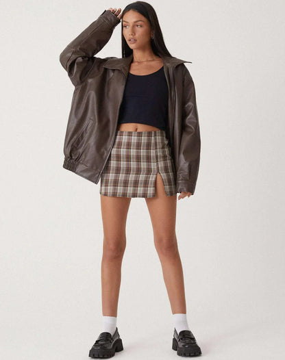 Blouson femme marron en similicuir, style motard, avec fermeture éclair et col amovible.