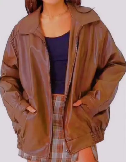 Blouson femme motard en similicuir noir avec poches latérales et fermeture éclair.