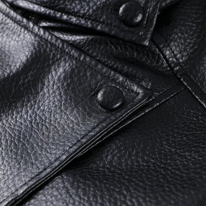 Blouson noir pour femme avec col montant et poches latérales.