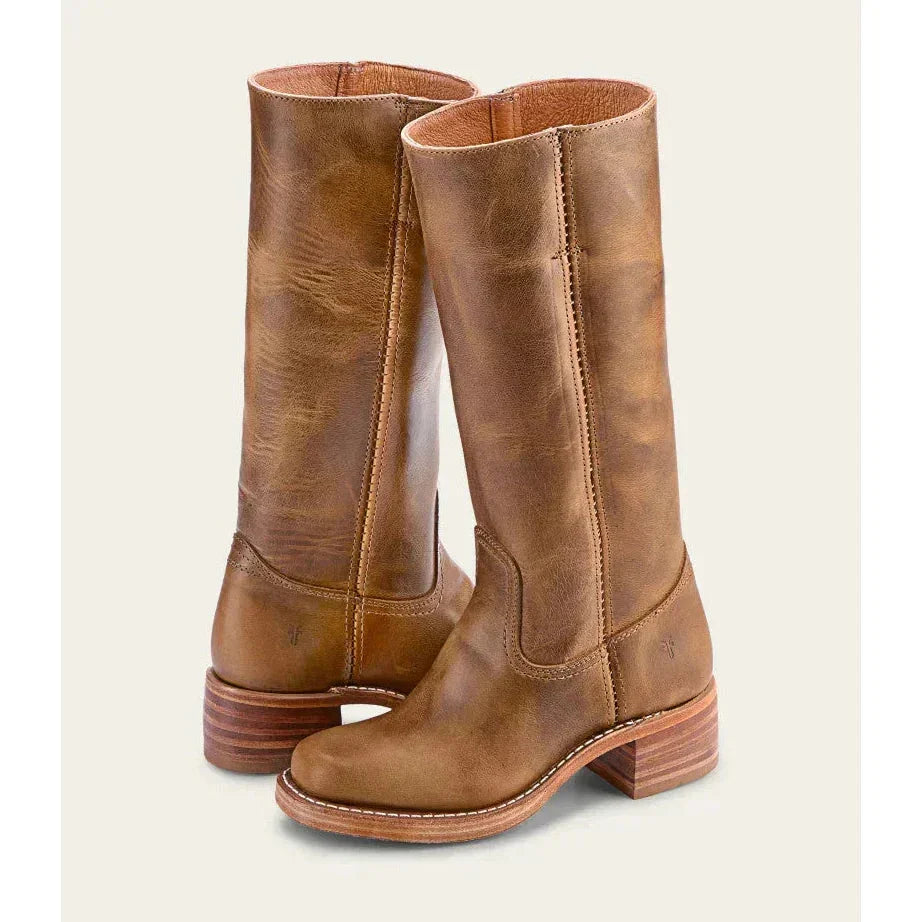 Bottes femme style cowboy, hauteur genou, en cuir marron foncé avec talon robuste et détails décoratifs.