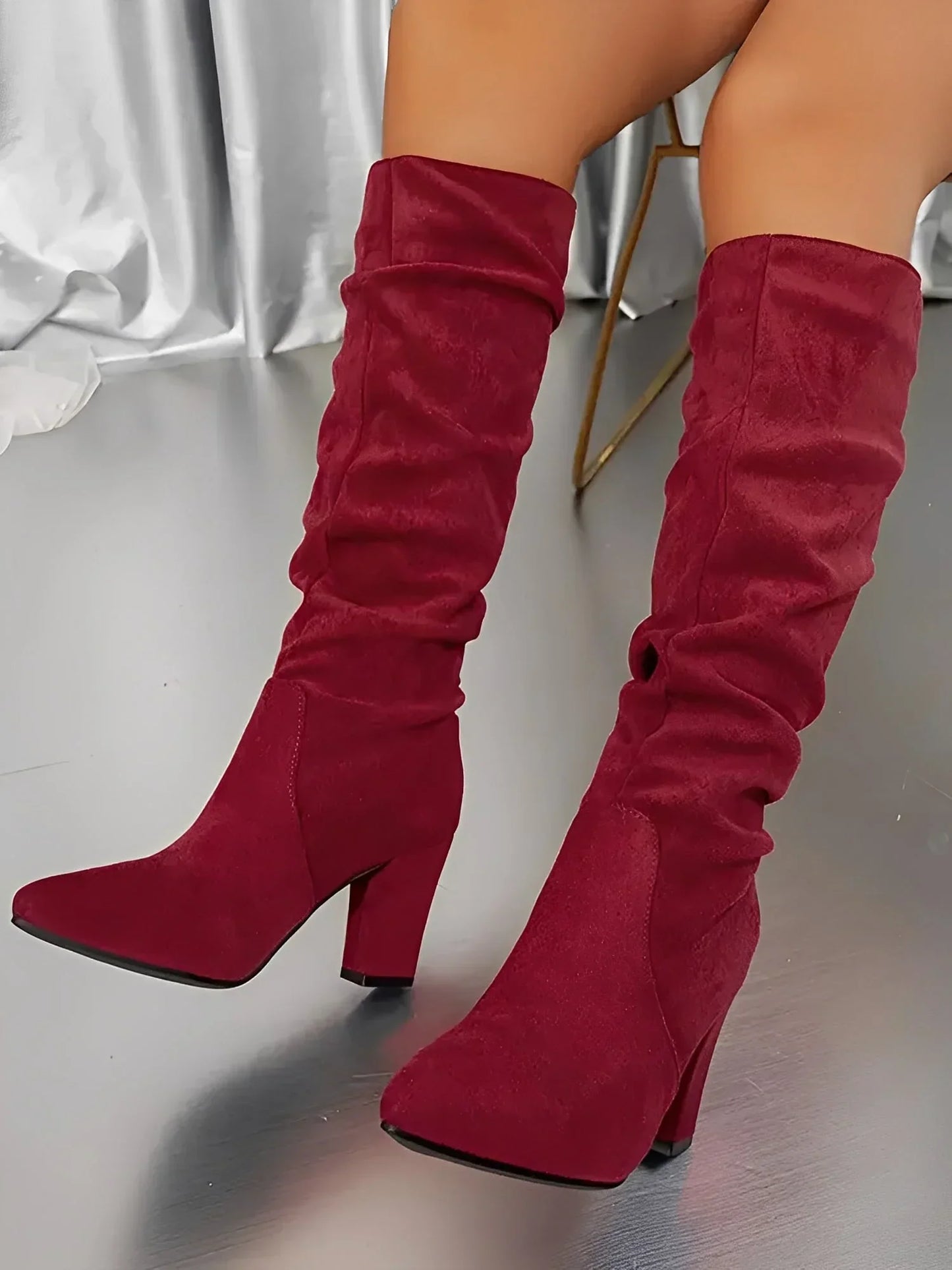 Bottes genou en beige, design plissé, en matériau résistant, avec talon bloc.