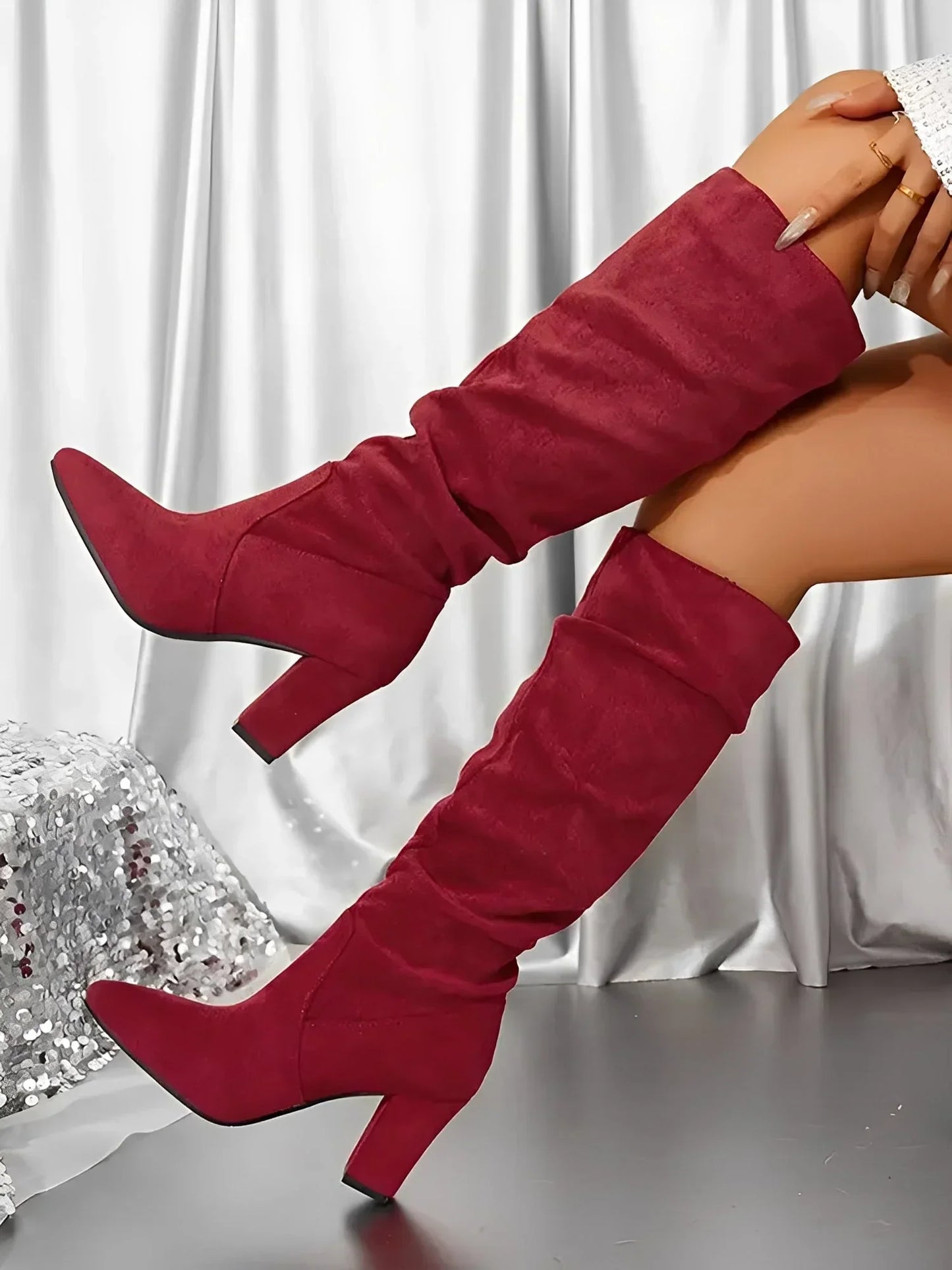 Bottes genou beige à talon bloc et design plissé, adaptées pour un style moderne.