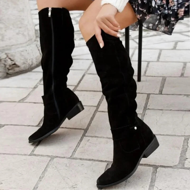 Bottes hautes pour femme en cuir beige, avec un talon bas et un design classique.