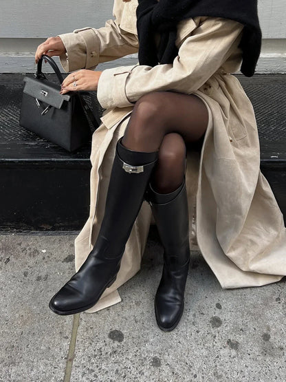 Bottes noires en cuir style équestre avec détail de boucle sur le haut.