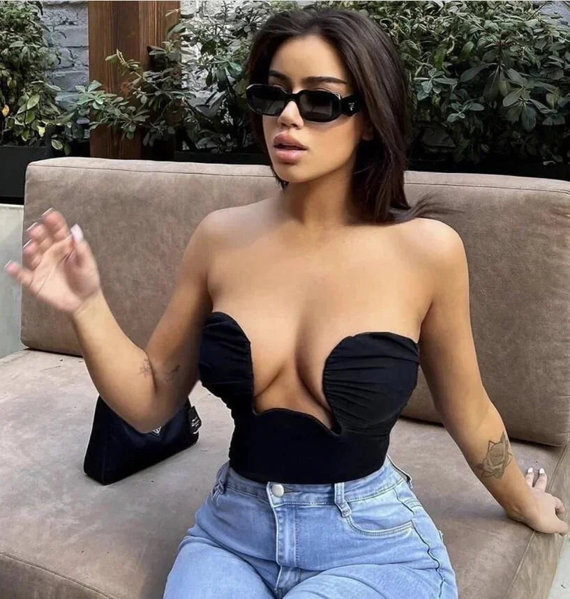 Bustier femme sans bretelles en coton, avec découpe ondulée délicate et silhouette ajustée pour un look élégant.