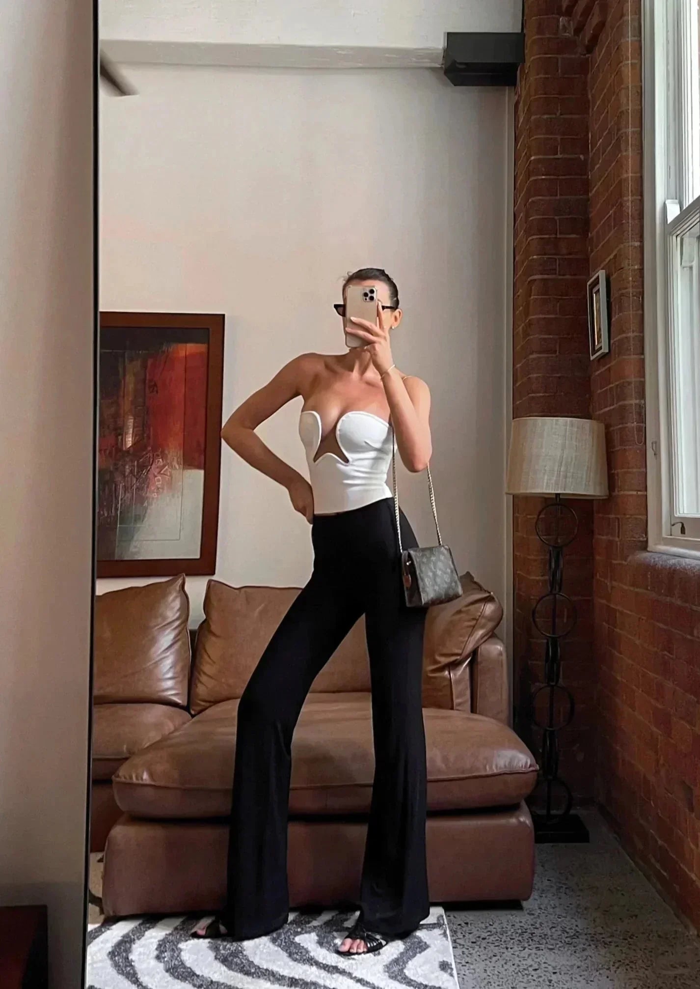 Bustier femme sans bretelles en coton, un design à découpe ondulée qui souligne la taille et apporte une touche d'élégance.
