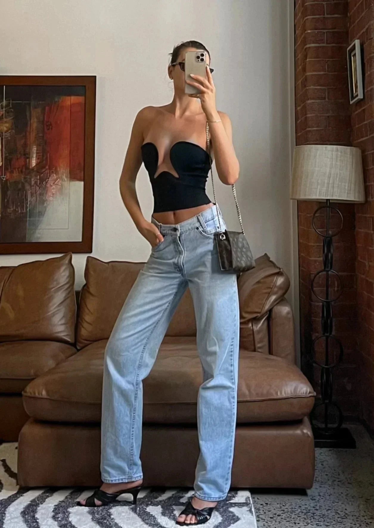 Bustier femme sans bretelles en tissu extensible, avec une découpe ondulée élégante pour un style moderne et féminin.
