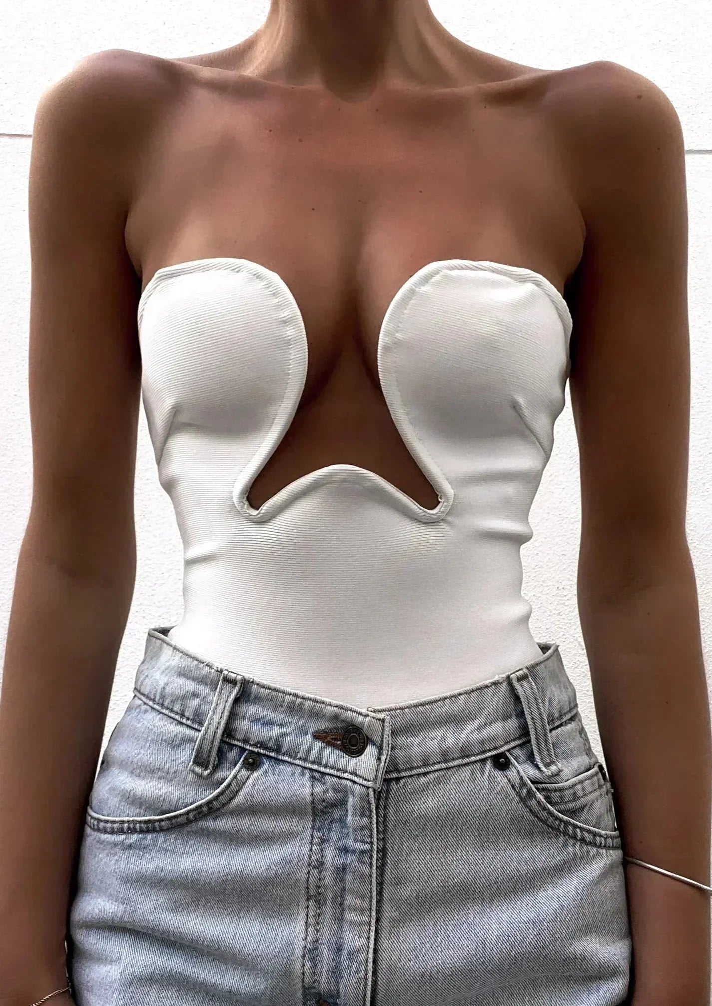 Bustier femme sans bretelles en coton, avec une découpe ondulée moderne, parfait pour les tenues d'été.
