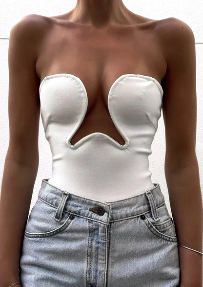 Bustier femme sans bretelles en coton, avec une découpe ondulée moderne, parfait pour les tenues d'été.
