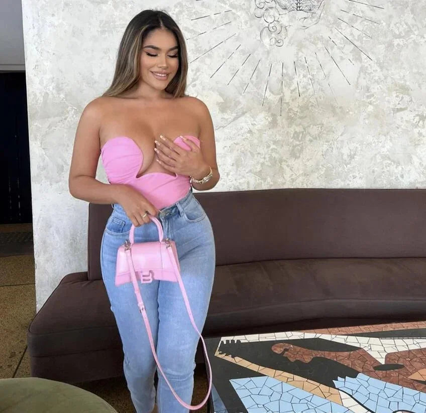 Bustier femme sans bretelles en coton, avec découpe ondulée pour un ajustement moderne et une silhouette élégante.