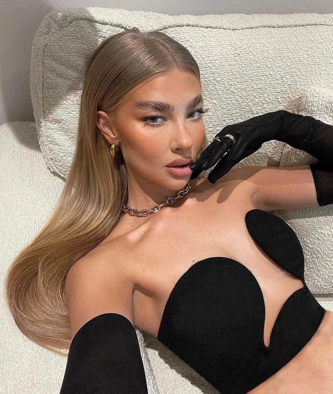 Bustier femme sans bretelles en coton extensible, avec découpe ondulée sur le devant et coupe ajustée pour un look élégant.