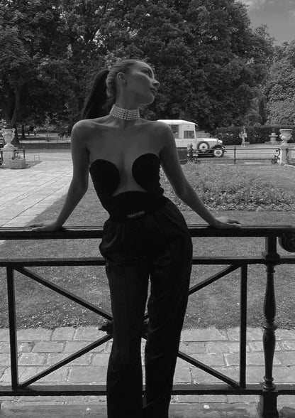 Bustier femme sans bretelles en tissu extensible, avec une découpe ondulée et une coupe ajustée pour un look élégant.