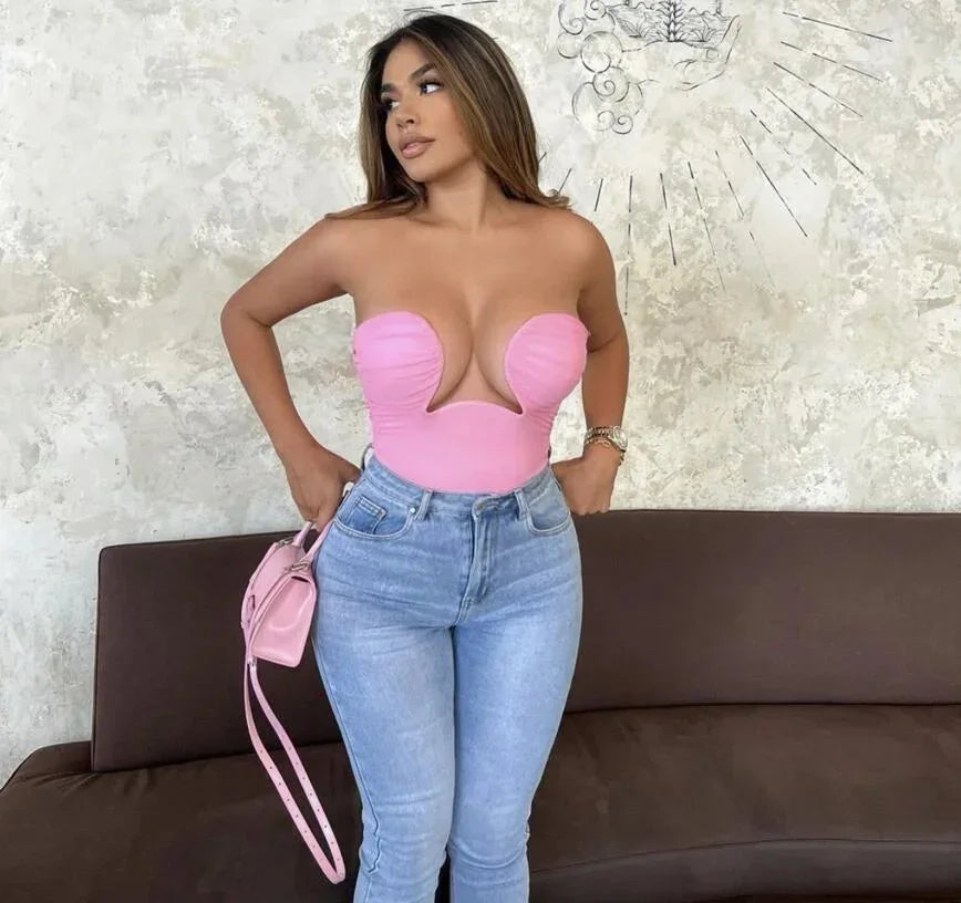 Bustier femme sans bretelles en rose bébé, en tissu doux, avec découpe ondulée élégante pour un look féminin et moderne.