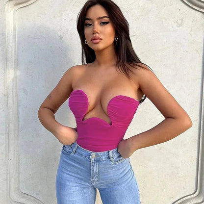 Bustier femme sans bretelles fuchsia en tissu léger, avec découpe ondulée flatteuse et détail élégant au niveau de la taille.