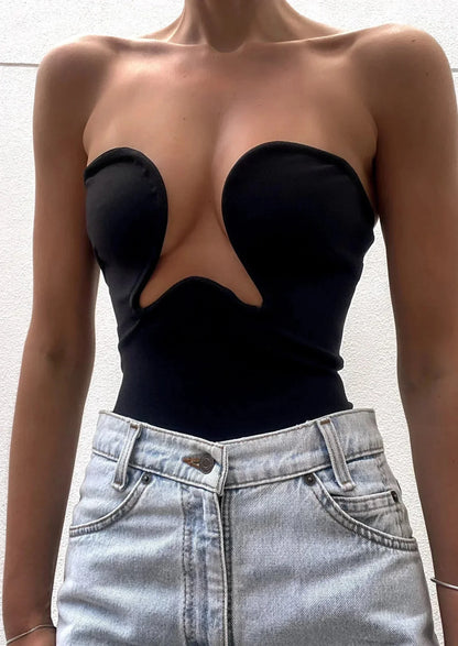 Bustier femme sans bretelles en noir, en tissu extensible avec découpe ondulée, offrant un ajustement confortable et stylé.