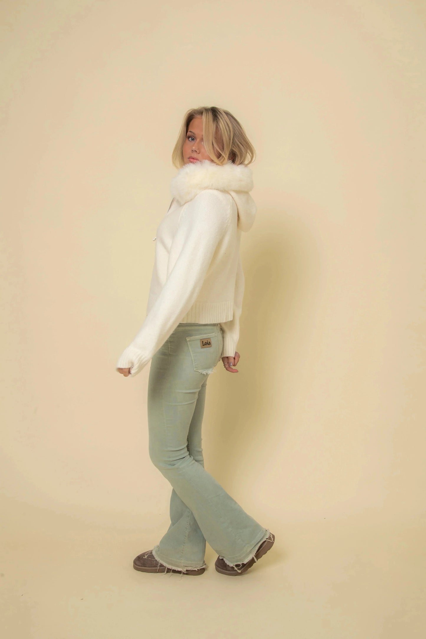 Cardigan femme marron en tricot doux, col en fausse fourrure et fermeture éclair, adapté pour les journées fraîches.