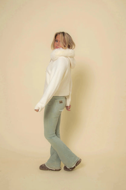 Cardigan femme marron en tricot doux, col en fausse fourrure et fermeture éclair, adapté pour les journées fraîches.