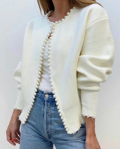 Cardigan noir pour femme en matière douce, avec détails en perles aux manches et coupe décontractée.