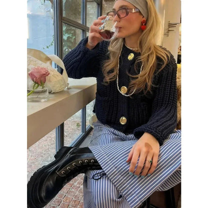 Cardigan femme bleu marine en coton doux, coupe décontractée avec boutons modernes.