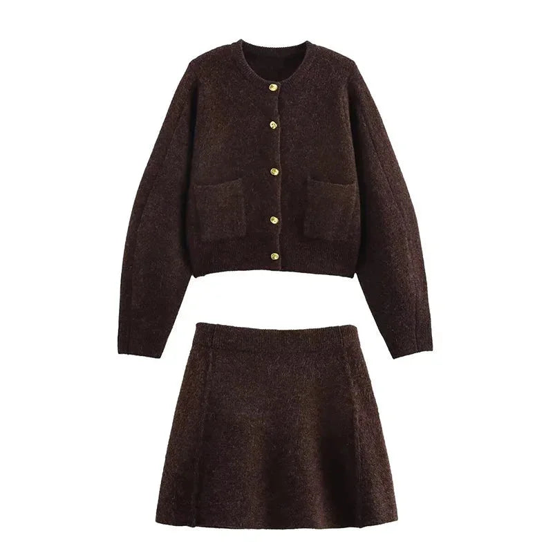 Cardigan femme brun en tricot, coupe classique, avec poches pratiques pour un style décontracté au quotidien.