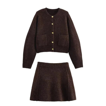 Cardigan femme brun en tricot, coupe classique, avec poches pratiques pour un style décontracté au quotidien.