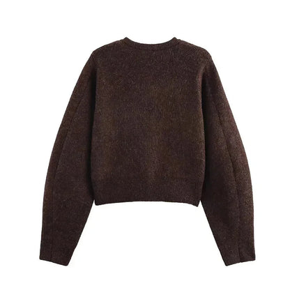 Cardigan femme en tricot marron avec poches, design confortable adapté à un usage quotidien.