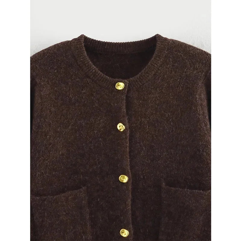 Cardigan femme brun en tricot avec poches, conçu pour le quotidien, en matière douce et chaude.