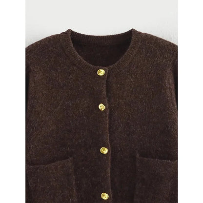 Cardigan femme brun en tricot avec poches, conçu pour le quotidien, en matière douce et chaude.