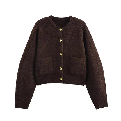 Cardigan femme en tricot marron avec poches, conçu pour le quotidien et en matière douce et chaude.