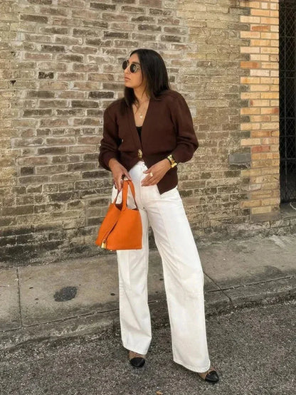 Cardigan femme marron, col en V, coupe oversize, avec boutons dorés, en tricot doux pour un style décontracté.
