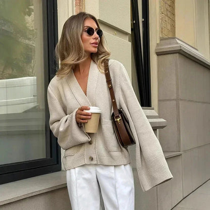 Cardigan femme blanc en tricot doux, avec boutons et col en V, pour un style décontracté.