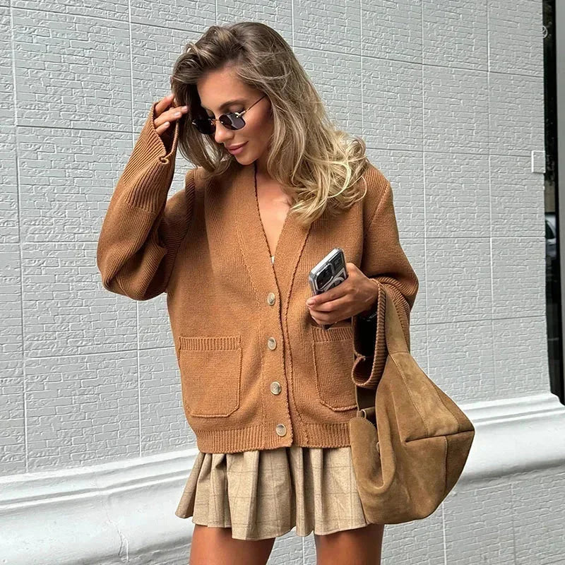 Cardigan femme marron clair avec boutons, col en V et tissu léger pour un style décontracté.