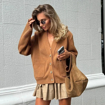 Cardigan femme marron clair avec boutons, col en V et tissu léger pour un style décontracté.
