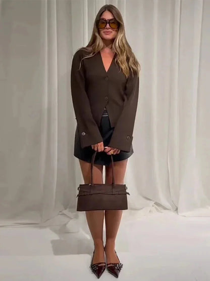 Cardigan femme abricot avec col en V, boutons et coupe décontractée en matière légère.