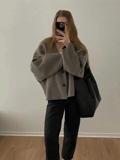 Cardigan femme kaki en mélange de coton, coupe décontractée avec boutons en bois et poches pratiques.