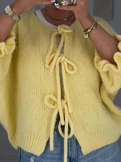 Cardigan femme jaune avec nœuds, ouvert à l'avant, en tissu doux et léger.