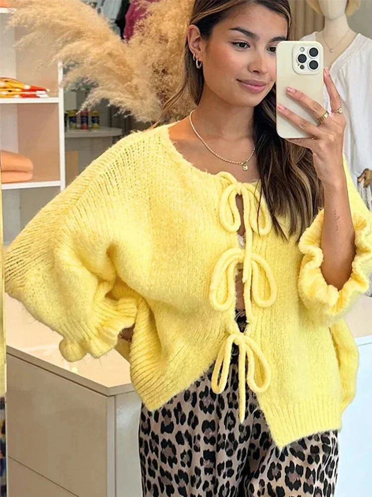 Cardigan femme jaune avec nœuds décoratifs et ouverture sur le devant, en tissu doux et respirant.